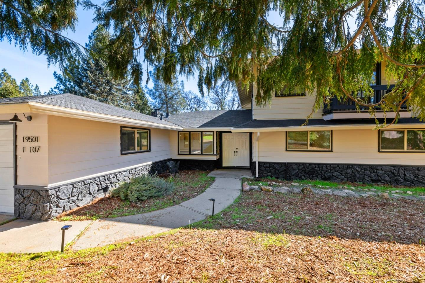 Detail Gallery Image 3 of 47 For 19501 Chaffee Cir, Groveland,  CA 95321 - 3 Beds | 3 Baths