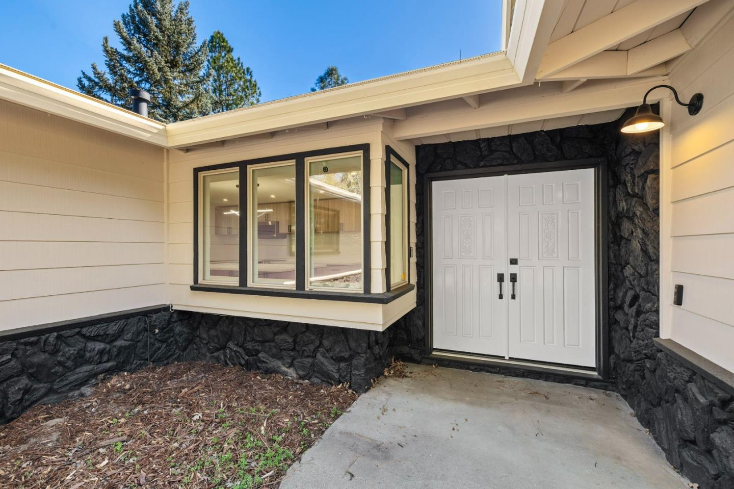 Detail Gallery Image 4 of 47 For 19501 Chaffee Cir, Groveland,  CA 95321 - 3 Beds | 3 Baths