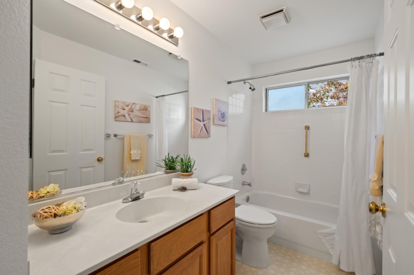 Detail Gallery Image 21 of 31 For 123 Concord Cir, Mountain View,  CA 94040 - 3 Beds | 2/1 Baths