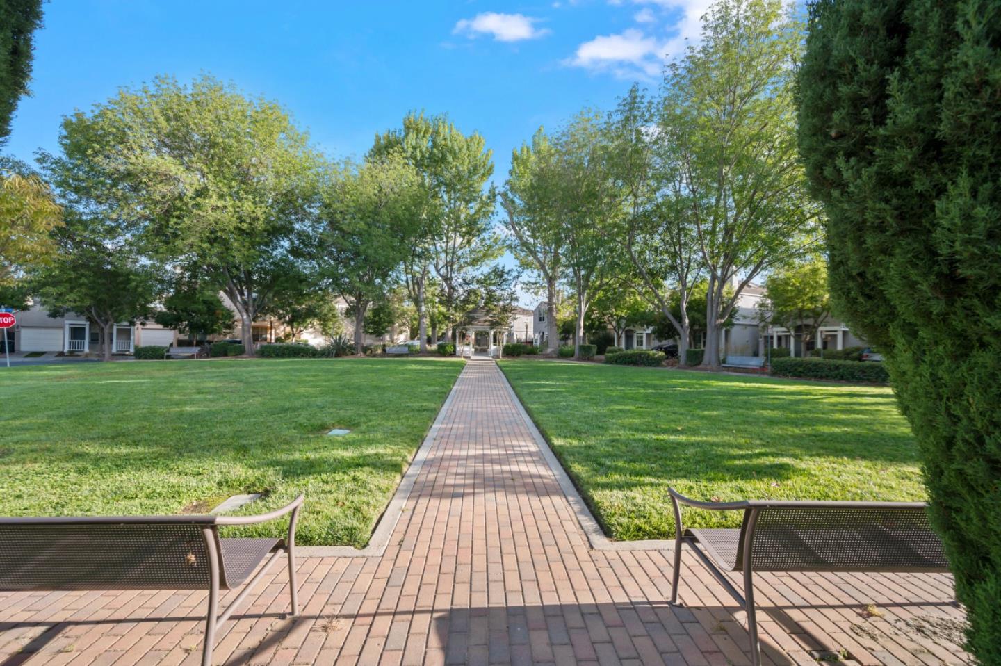 Detail Gallery Image 27 of 31 For 123 Concord Cir, Mountain View,  CA 94040 - 3 Beds | 2/1 Baths