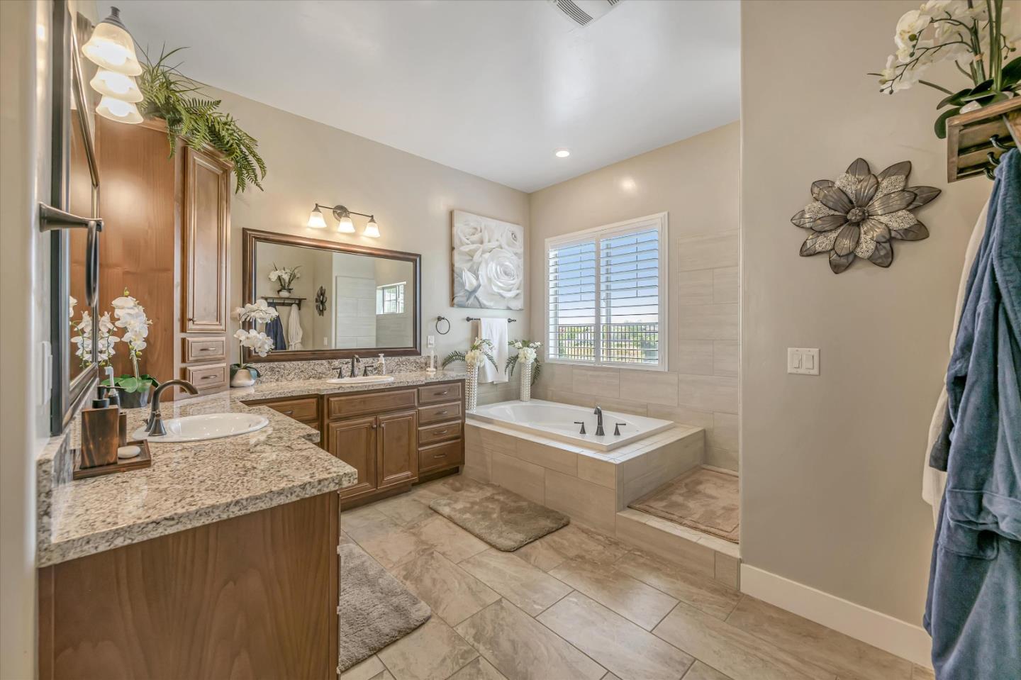 Detail Gallery Image 42 of 72 For 908 Dusty Stone Loop, Rocklin,  CA 95765 - 4 Beds | 5 Baths