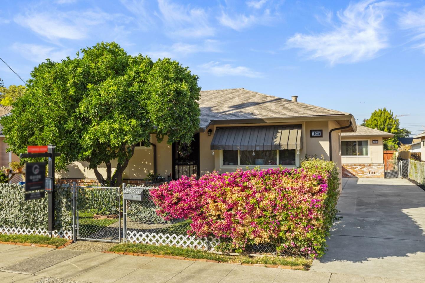 Detail Gallery Image 1 of 27 For 1025 Grand St, Redwood City,  CA 94061 - 4 Beds | 2 Baths