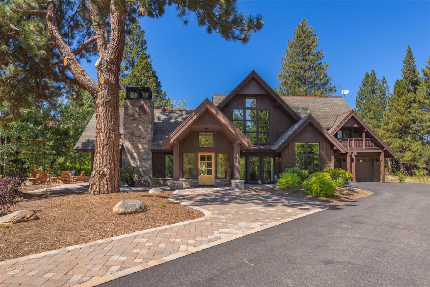 Detail Gallery Image 1 of 39 For 13466 Fairway Dr, Truckee,  CA 96161 - 4 Beds | 3/1 Baths