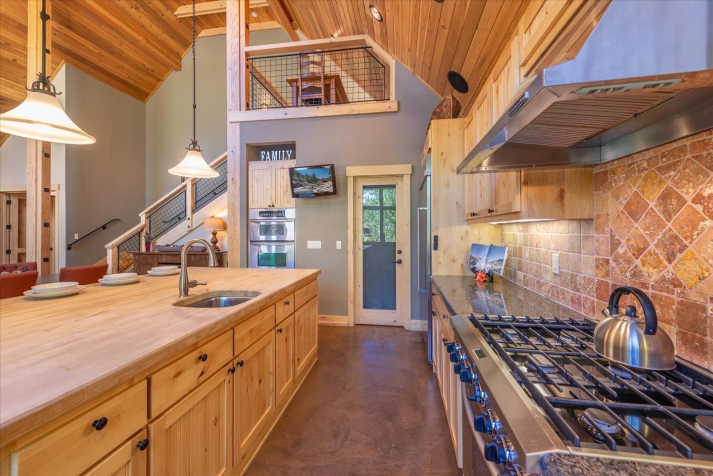 Detail Gallery Image 16 of 39 For 13466 Fairway Dr, Truckee,  CA 96161 - 4 Beds | 3/1 Baths