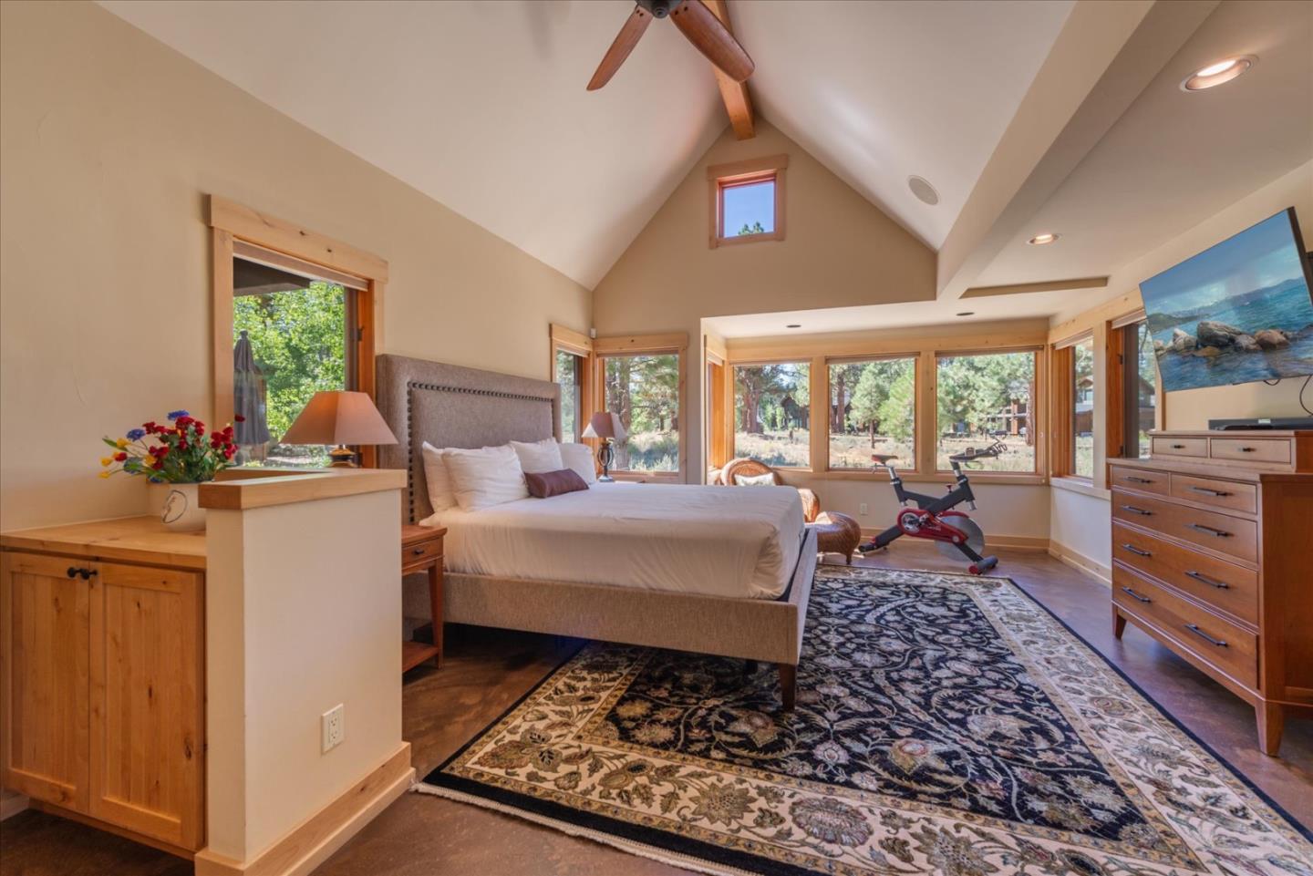 Detail Gallery Image 22 of 39 For 13466 Fairway Dr, Truckee,  CA 96161 - 4 Beds | 3/1 Baths