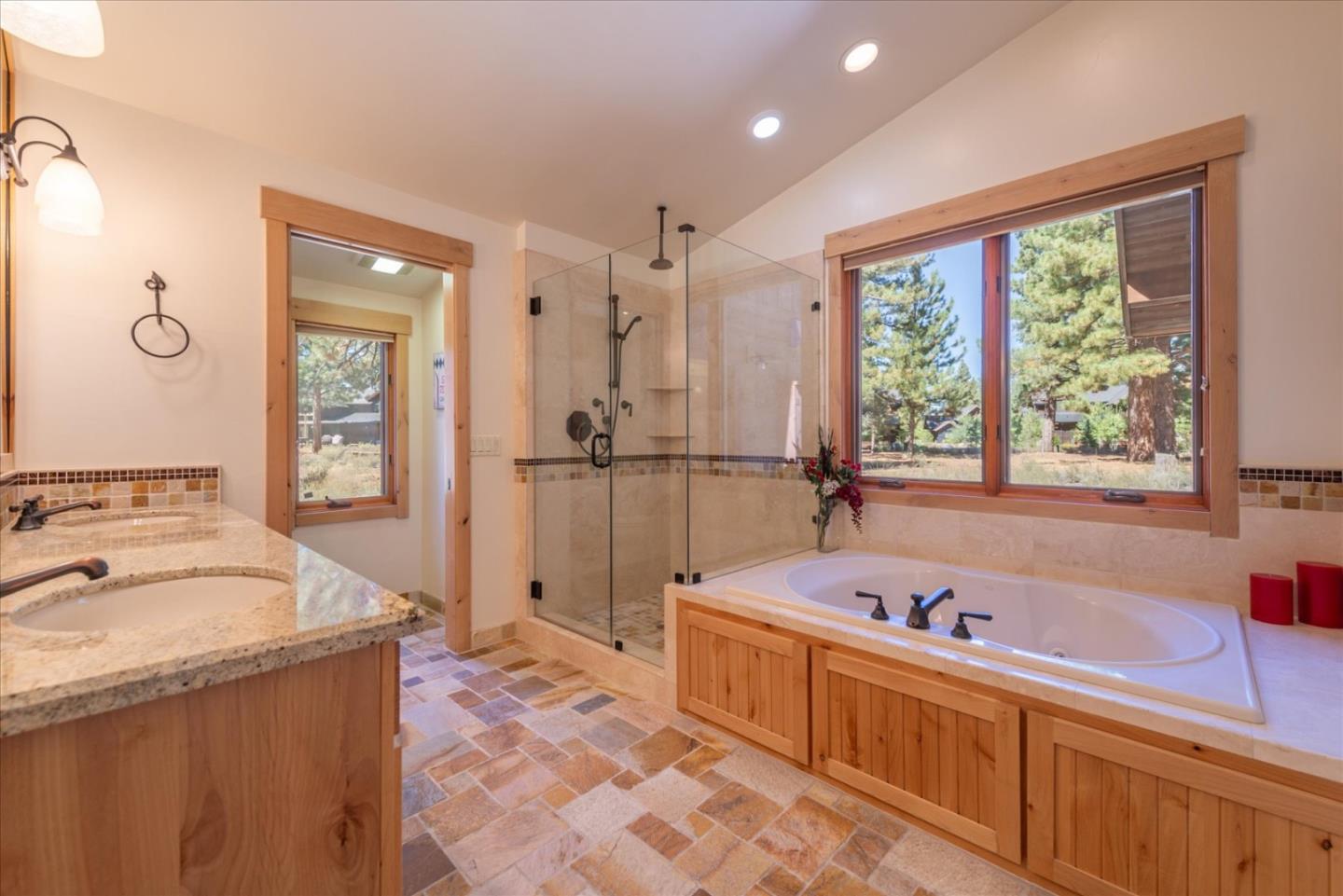 Detail Gallery Image 25 of 39 For 13466 Fairway Dr, Truckee,  CA 96161 - 4 Beds | 3/1 Baths