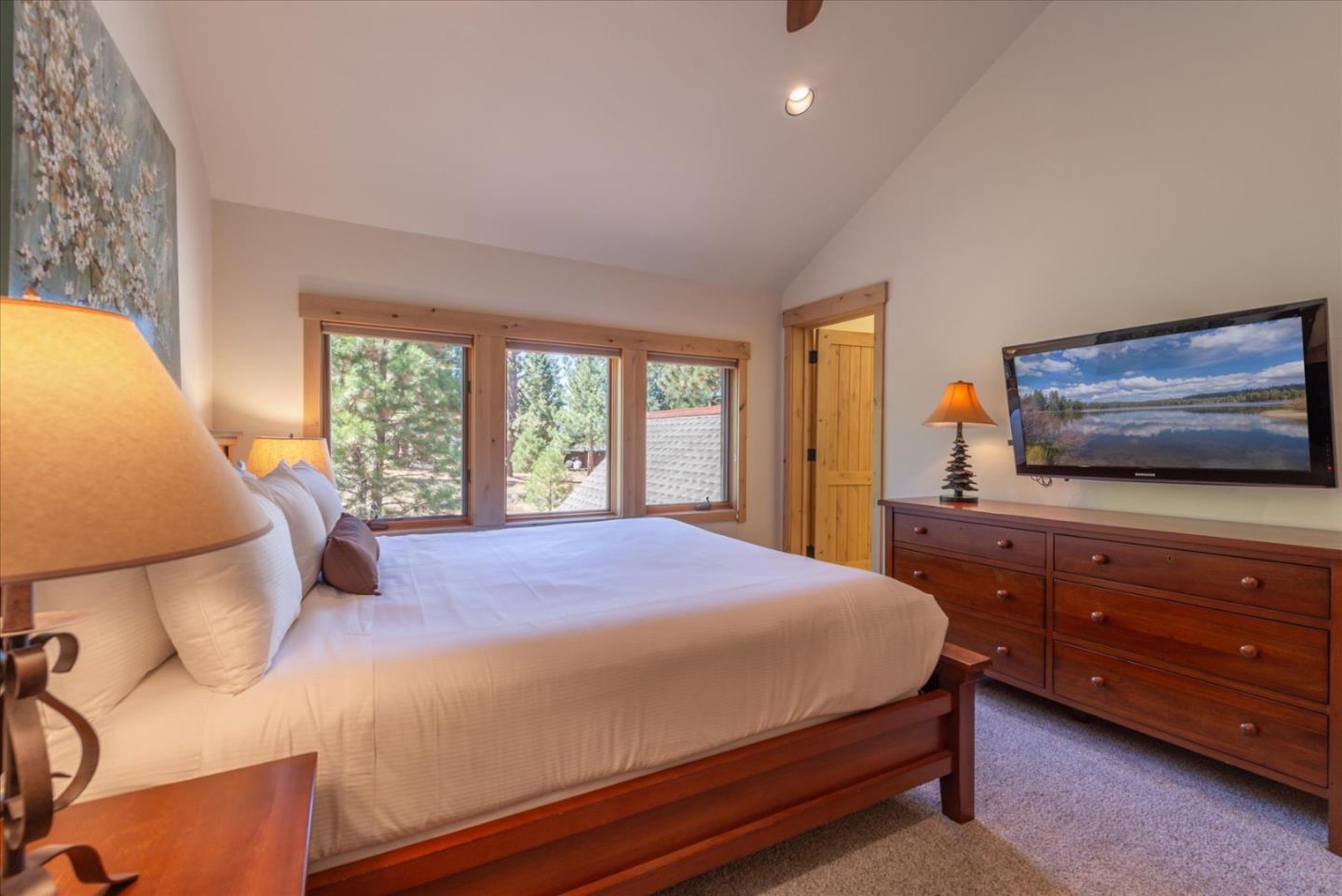 Detail Gallery Image 30 of 39 For 13466 Fairway Dr, Truckee,  CA 96161 - 4 Beds | 3/1 Baths