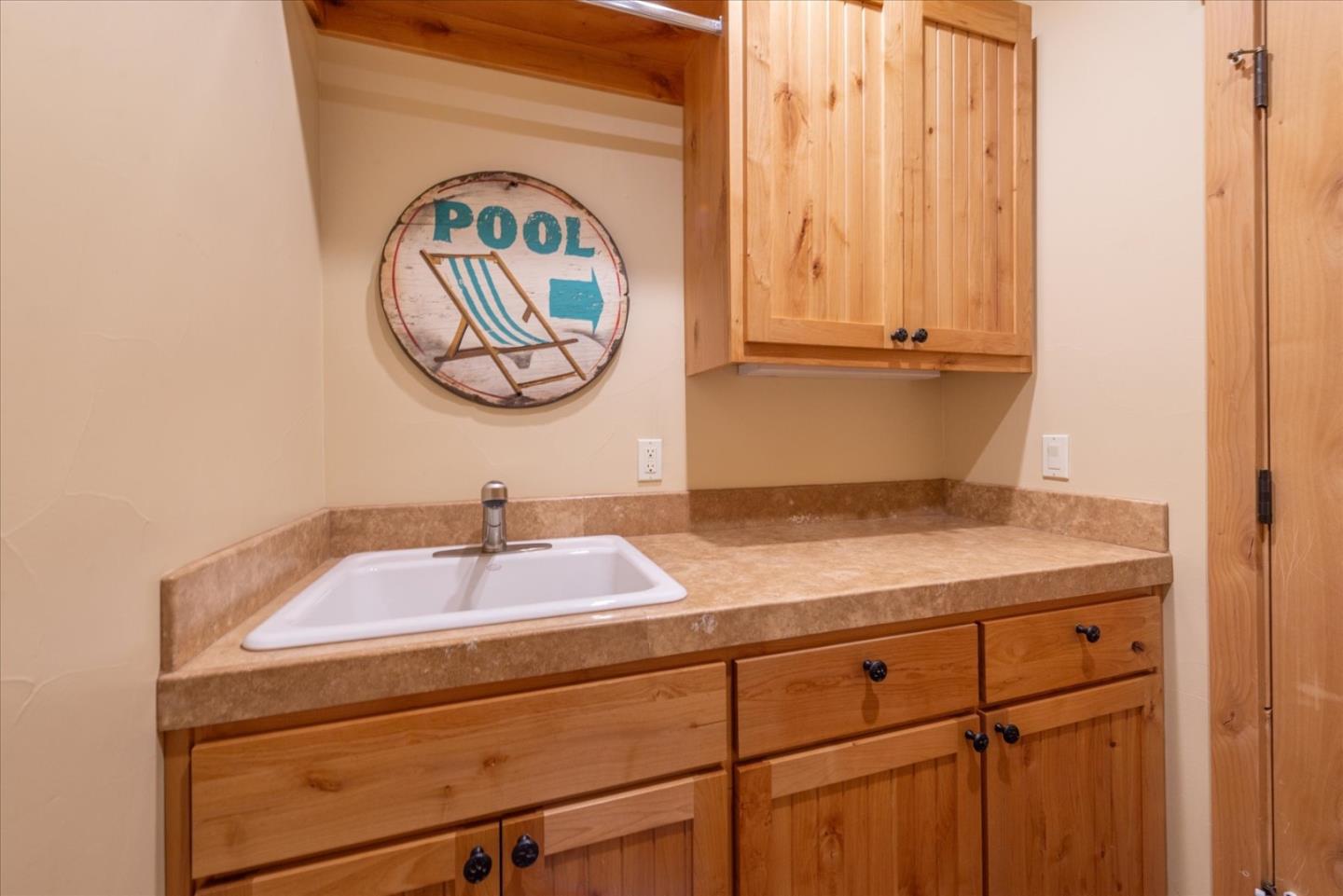 Detail Gallery Image 33 of 39 For 13466 Fairway Dr, Truckee,  CA 96161 - 4 Beds | 3/1 Baths