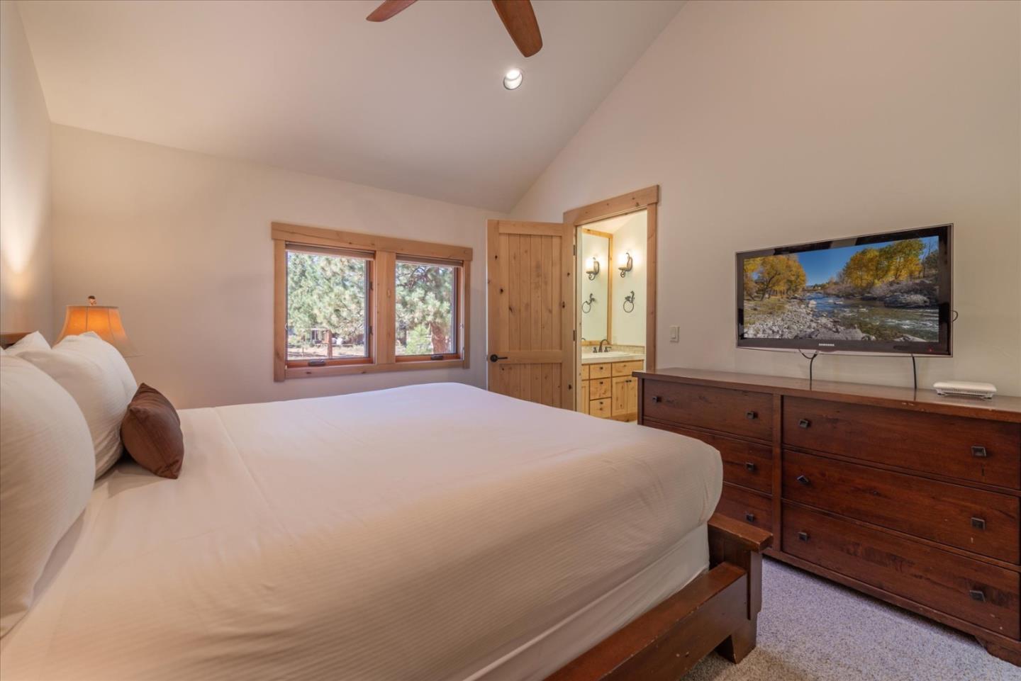 Detail Gallery Image 36 of 39 For 13466 Fairway Dr, Truckee,  CA 96161 - 4 Beds | 3/1 Baths