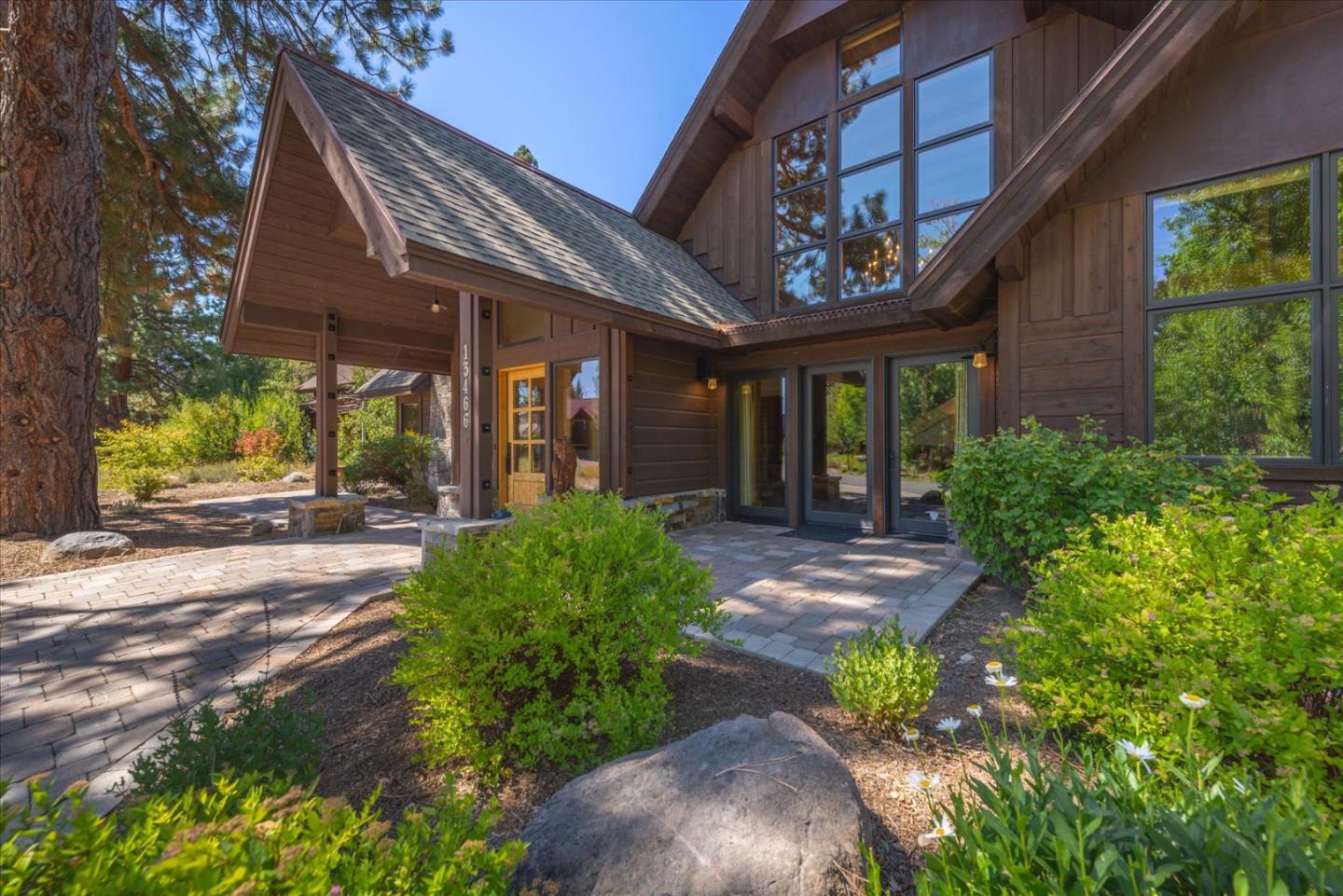 Detail Gallery Image 7 of 39 For 13466 Fairway Dr, Truckee,  CA 96161 - 4 Beds | 3/1 Baths