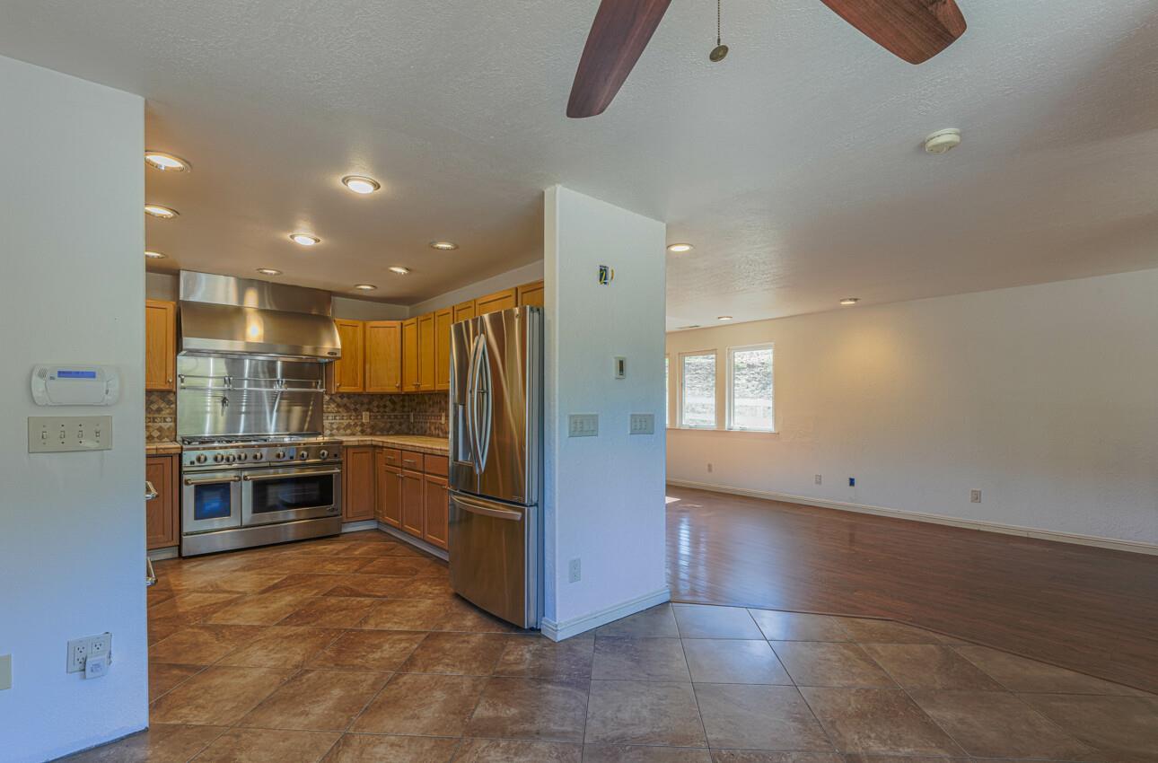 Detail Gallery Image 10 of 48 For 17994 Vierra Canyon Rd, Salinas,  CA 93907 - 3 Beds | 2/1 Baths