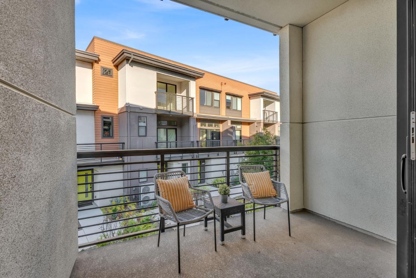 Detail Gallery Image 14 of 41 For 142 Waters Park Cir, San Mateo,  CA 94403 - 2 Beds | 2/1 Baths