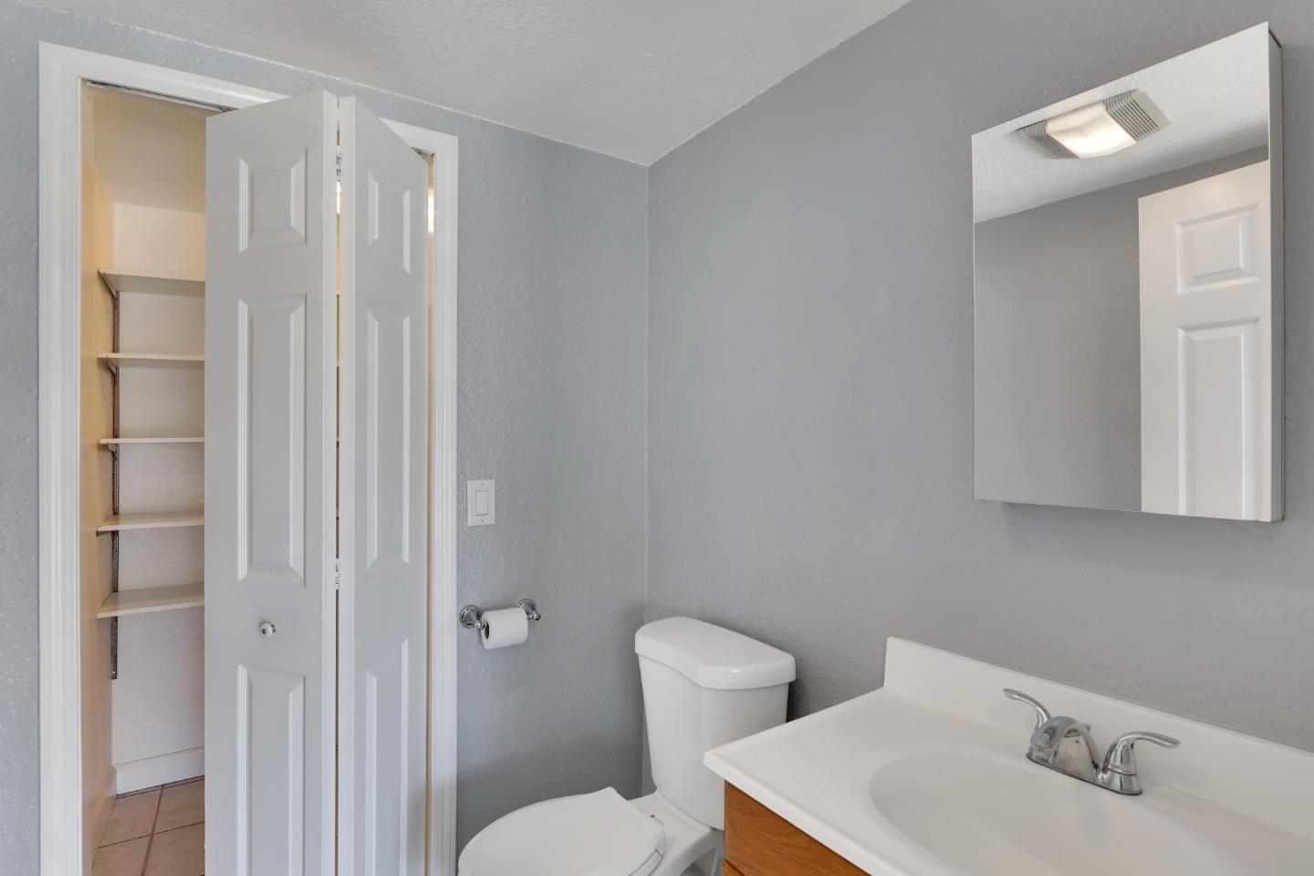 Detail Gallery Image 14 of 41 For 22020 Berry Dr, Salinas,  CA 93908 - 4 Beds | 3/1 Baths