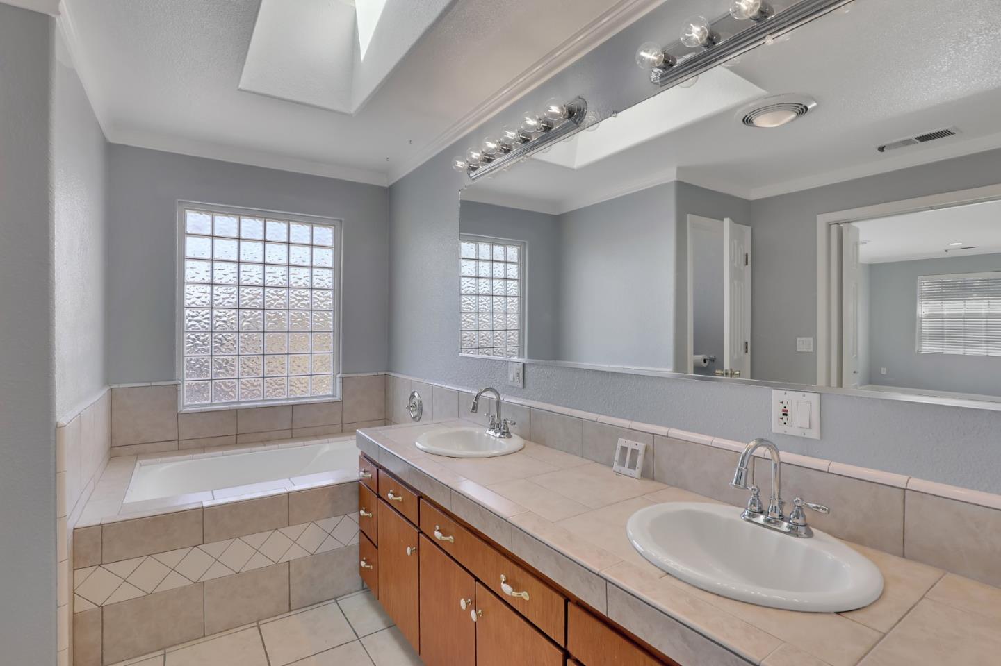 Detail Gallery Image 28 of 41 For 22020 Berry Dr, Salinas,  CA 93908 - 4 Beds | 3/1 Baths