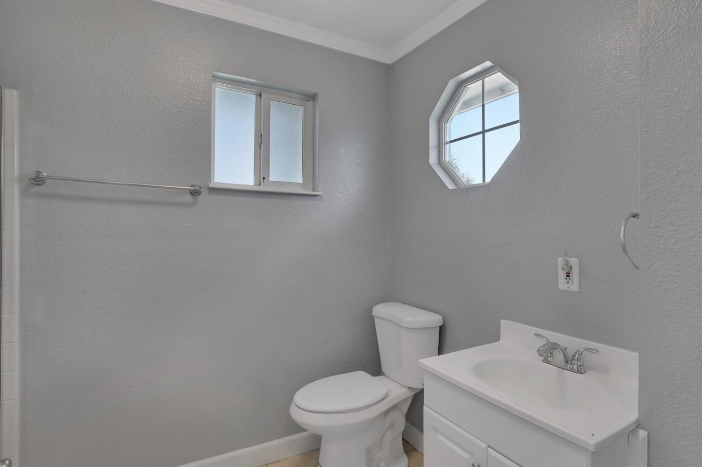 Detail Gallery Image 32 of 41 For 22020 Berry Dr, Salinas,  CA 93908 - 4 Beds | 3/1 Baths