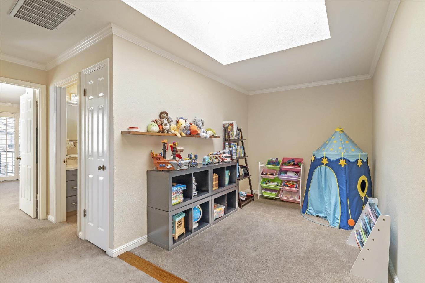 Detail Gallery Image 29 of 51 For 1109 Royal Ln, San Carlos,  CA 94070 - 3 Beds | 2/1 Baths