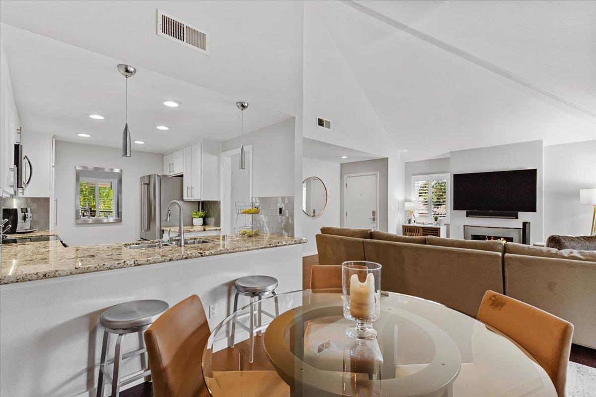 Detail Gallery Image 7 of 32 For 2081 Foxhall Loop, San Jose,  CA 95125 - 2 Beds | 2 Baths