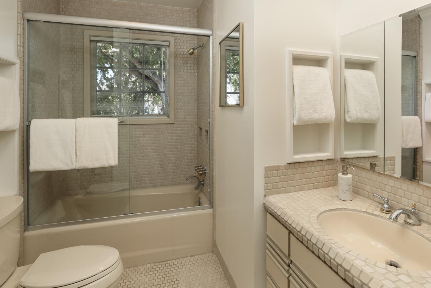 Detail Gallery Image 17 of 25 For 284 Langton Ave, Los Altos,  CA 94022 - 3 Beds | 2 Baths