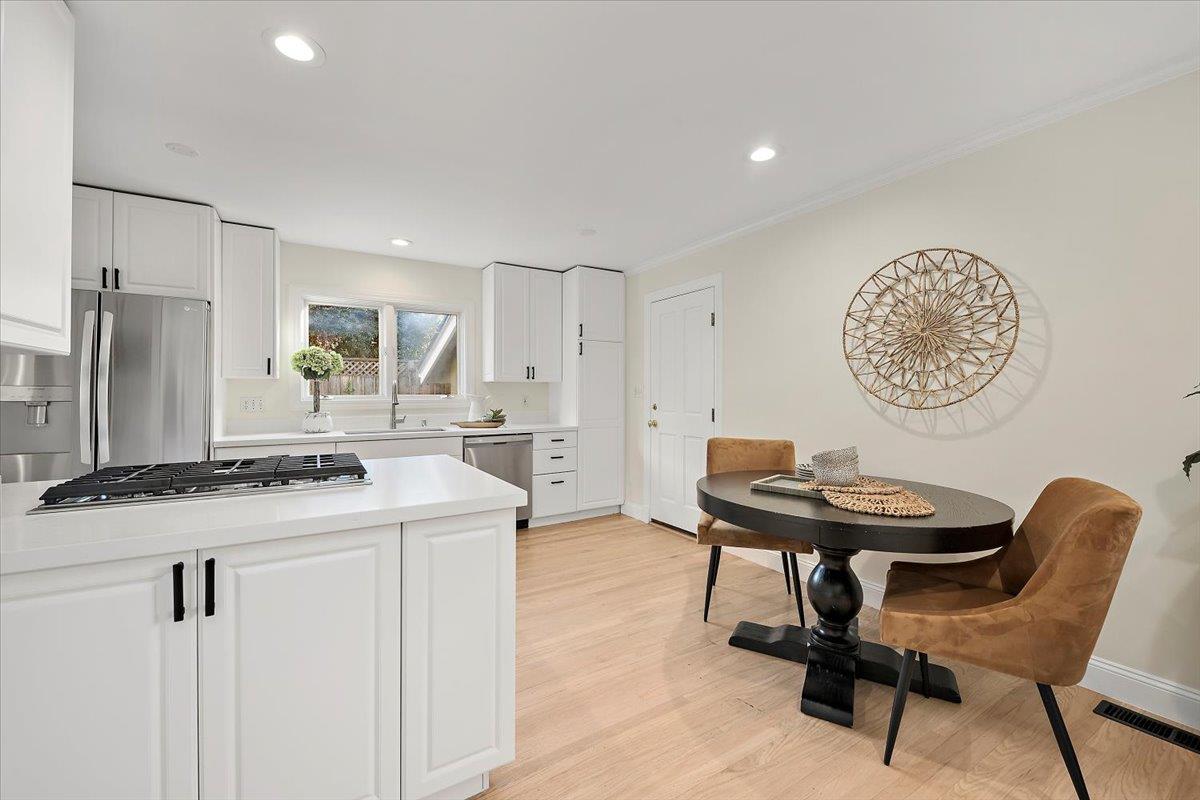 Detail Gallery Image 10 of 30 For 1555 Wessex Ave, Los Altos,  CA 94024 - 3 Beds | 2 Baths