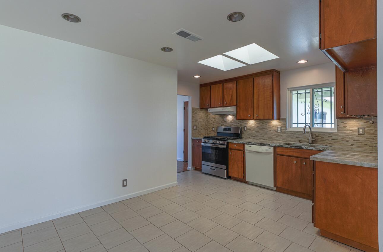 Detail Gallery Image 12 of 31 For 430 Calaveras Dr, Salinas,  CA 93906 - 3 Beds | 2 Baths