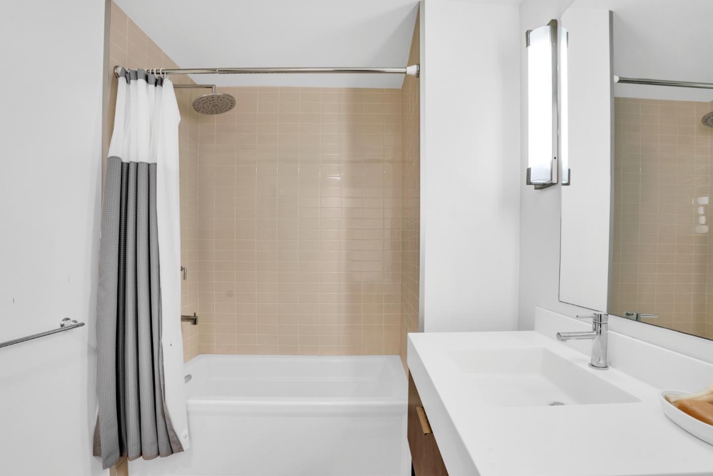 Detail Gallery Image 12 of 31 For 10 Innes Ct #102,  San Francisco,  CA 94124 - 3 Beds | 2 Baths