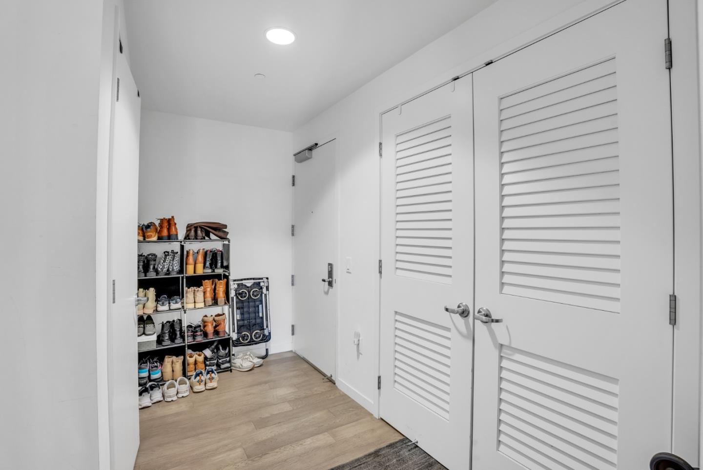 Detail Gallery Image 4 of 33 For 10 Innes Ct #102,  San Francisco,  CA 94124 - 3 Beds | 2 Baths
