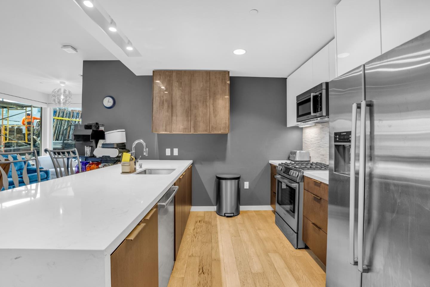 Detail Gallery Image 8 of 33 For 10 Innes Ct #102,  San Francisco,  CA 94124 - 3 Beds | 2 Baths