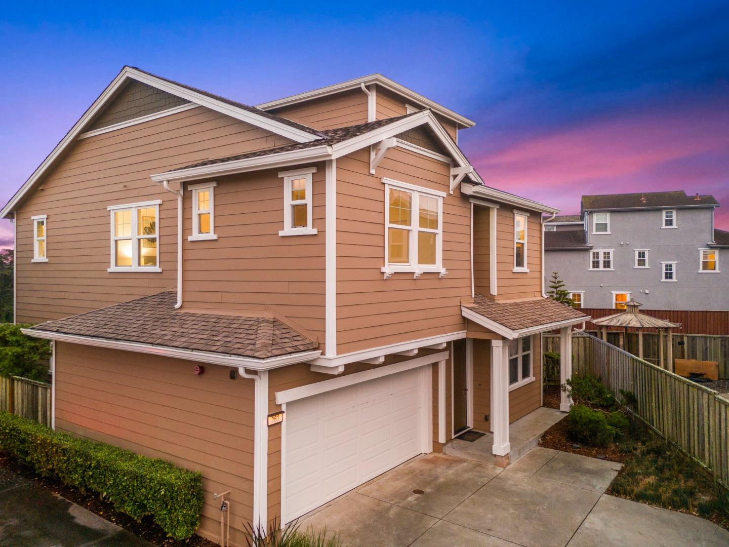 Detail Gallery Image 1 of 33 For 263 Bayberry Cir, Pacifica,  CA 94044 - 4 Beds | 3/1 Baths