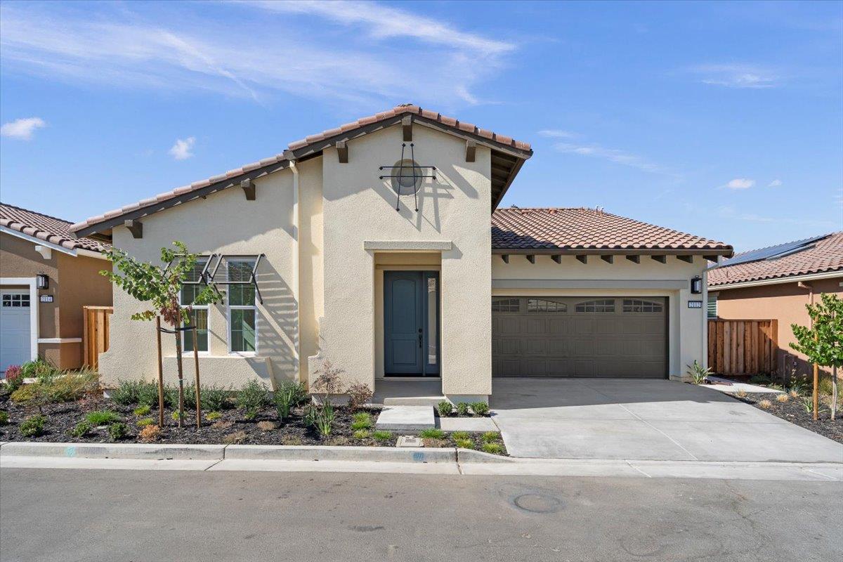 Detail Gallery Image 1 of 16 For 2112 White Oak Dr, Hollister,  CA 95023 - 2 Beds | 2 Baths