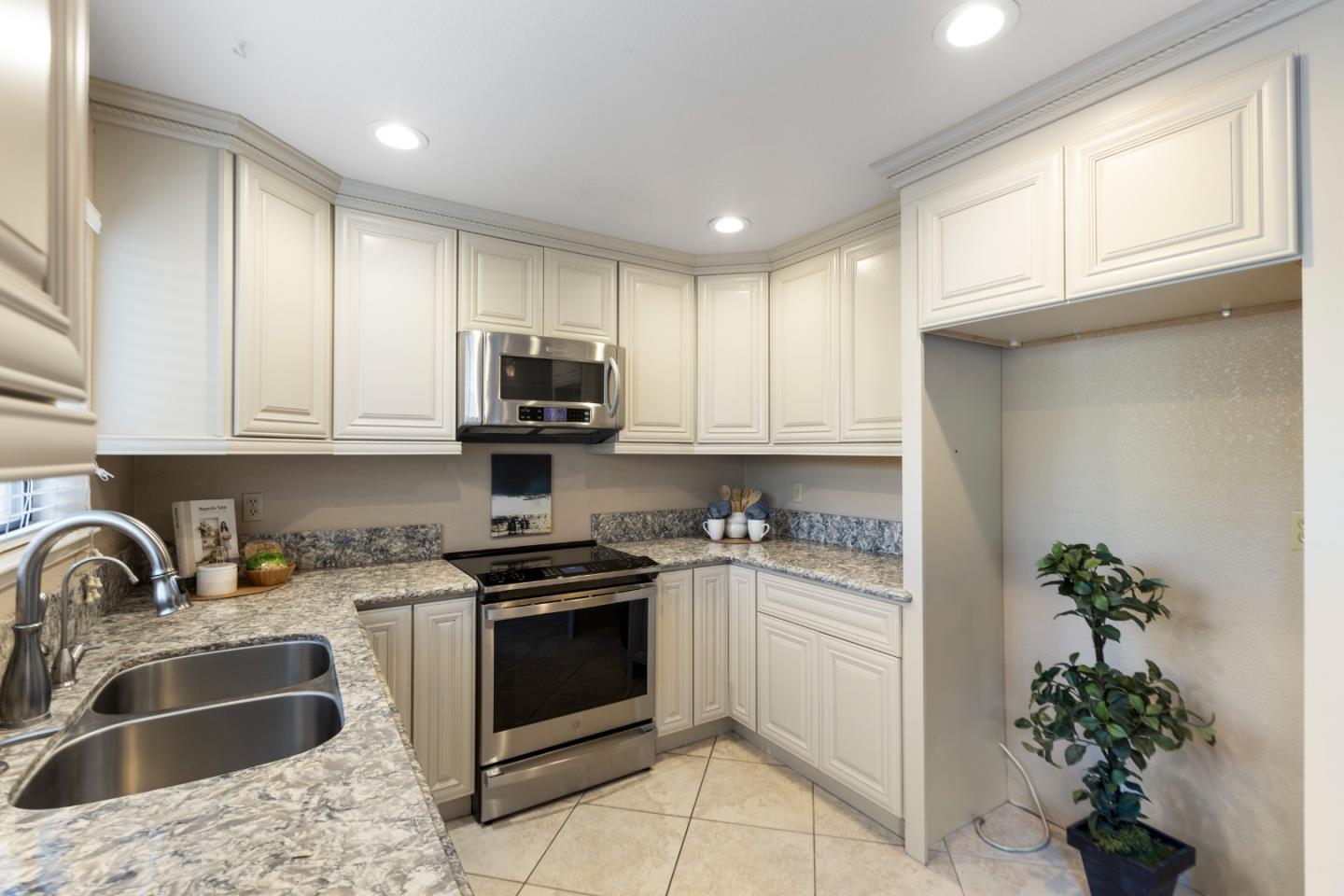 Detail Gallery Image 16 of 39 For 4964 Flat Rock Cir, San Jose,  CA 95136 - 3 Beds | 2/1 Baths