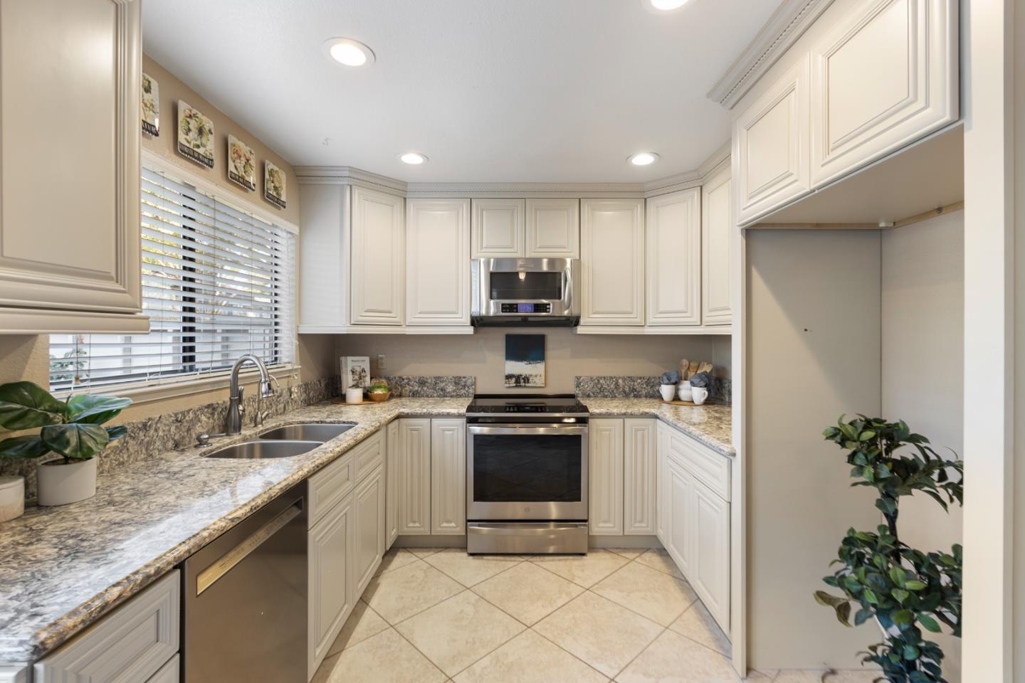 Detail Gallery Image 17 of 39 For 4964 Flat Rock Cir, San Jose,  CA 95136 - 3 Beds | 2/1 Baths