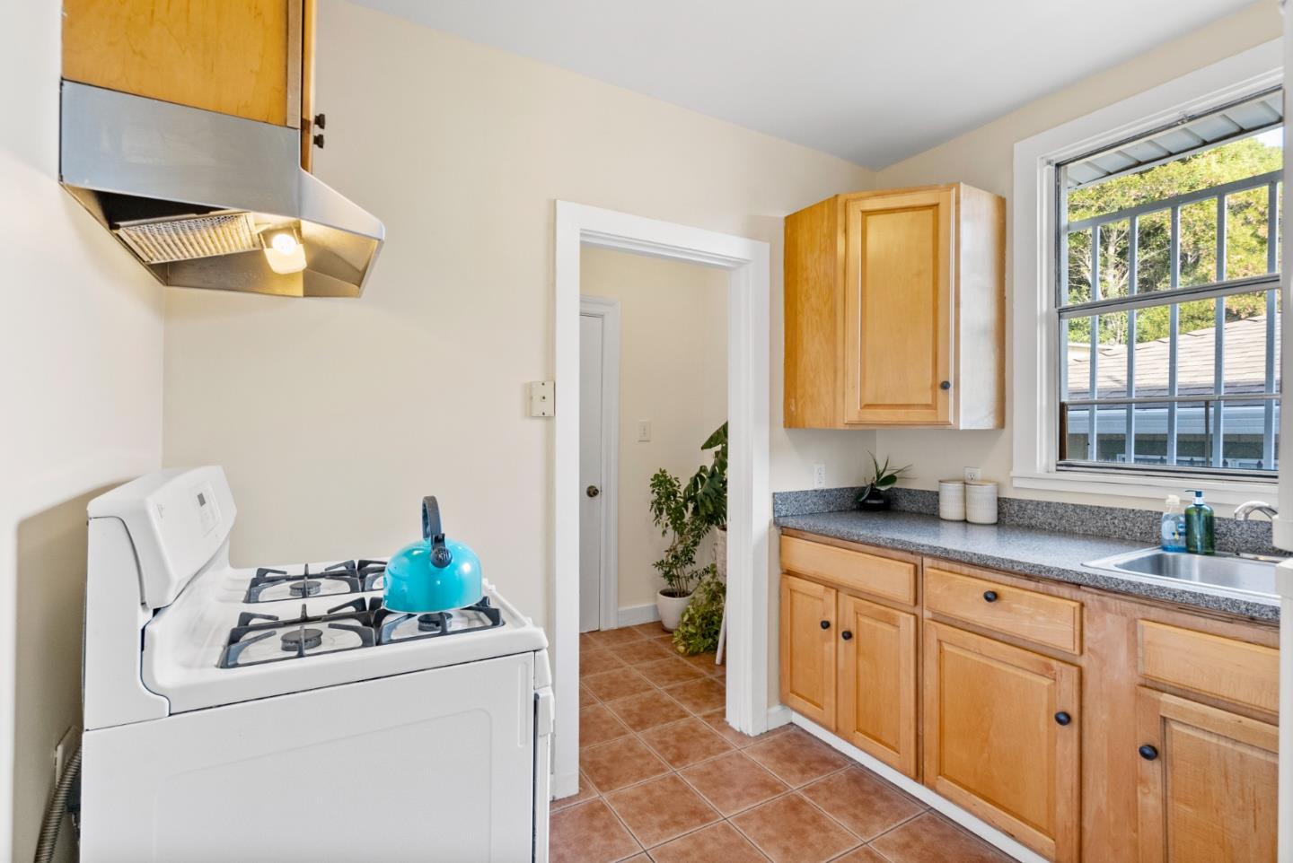 Detail Gallery Image 9 of 26 For 6640 Brann St, Oakland,  CA 94605 - 2 Beds | 1 Baths