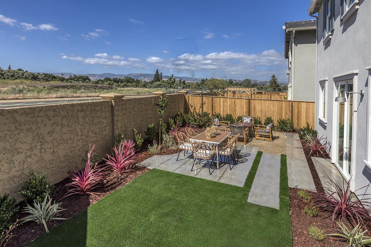 Detail Gallery Image 3 of 24 For 1548 Greeley Way, Gilroy,  CA 95020 - 4 Beds | 2/1 Baths