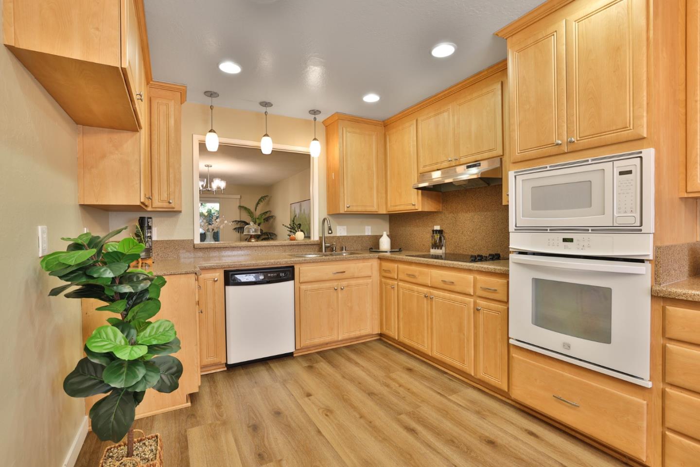 Detail Gallery Image 7 of 38 For 15400 Winchester Blvd #7,  Los Gatos,  CA 95030 - 3 Beds | 2/1 Baths