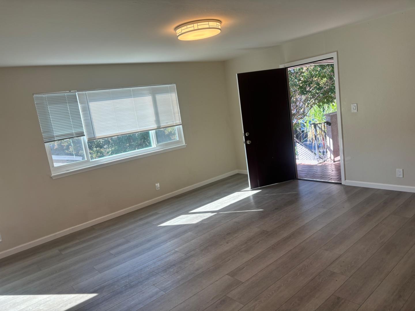 Detail Gallery Image 3 of 7 For 3569 Agate Dr #7,  Santa Clara,  CA 95051 - 2 Beds | 1/1 Baths