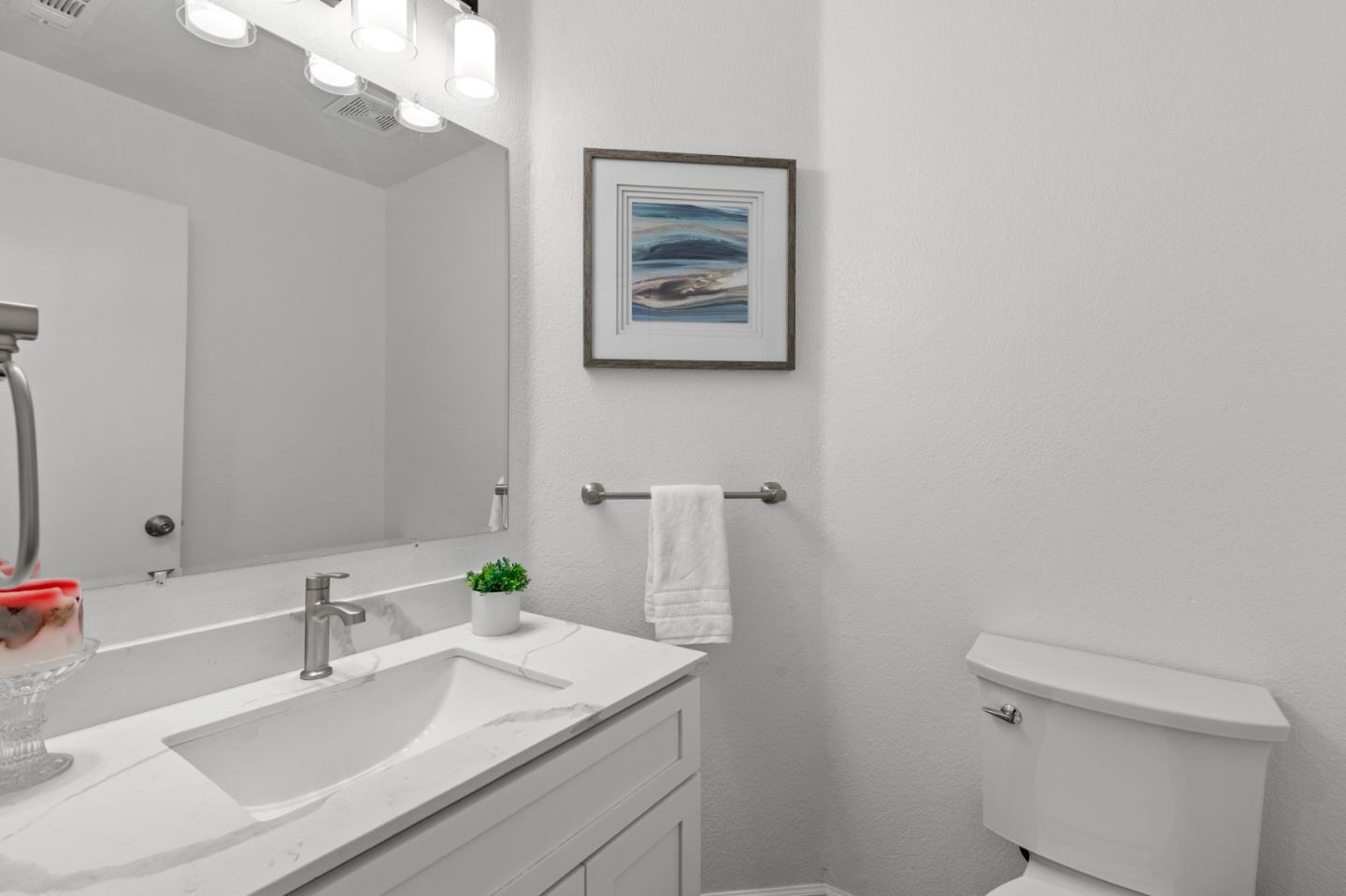 Detail Gallery Image 8 of 20 For 18862 Sydney Cir, Castro Valley,  CA 94546 - 4 Beds | 2/1 Baths