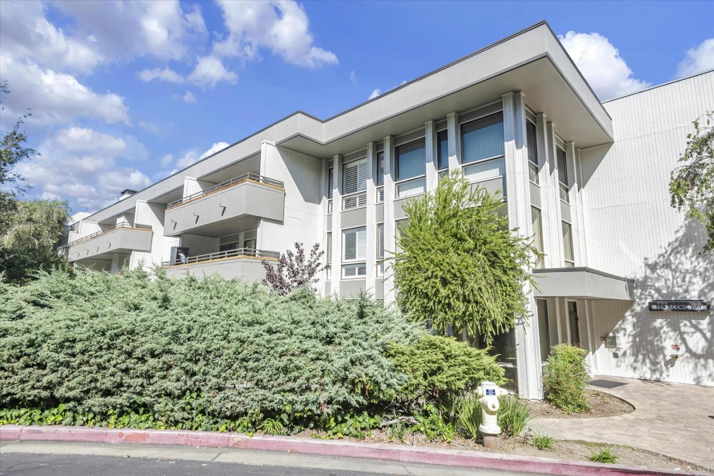 Detail Gallery Image 1 of 29 For 10 Scenic Way #303,  San Mateo,  CA 94403 - 2 Beds | 2 Baths