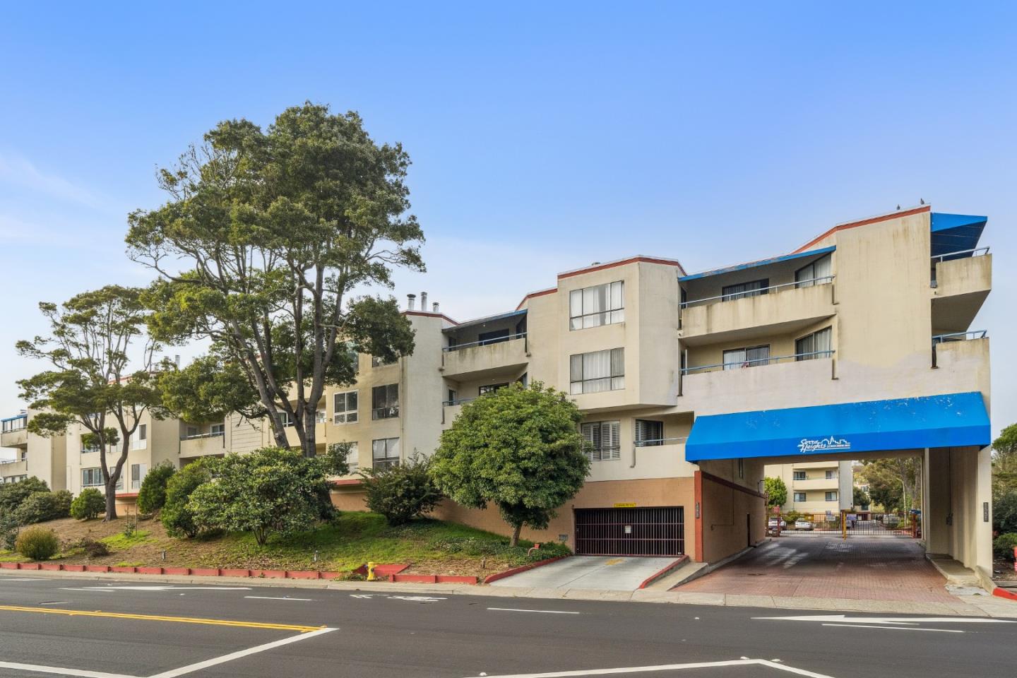 Detail Gallery Image 1 of 47 For 1551 Southgate Ave #223,  Daly City,  CA 94015 - 3 Beds | 2 Baths