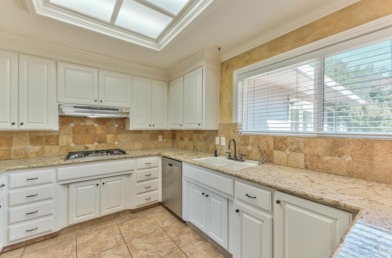 Detail Gallery Image 12 of 38 For 305 La Jolla Cir, Salinas,  CA 93901 - 3 Beds | 2/1 Baths