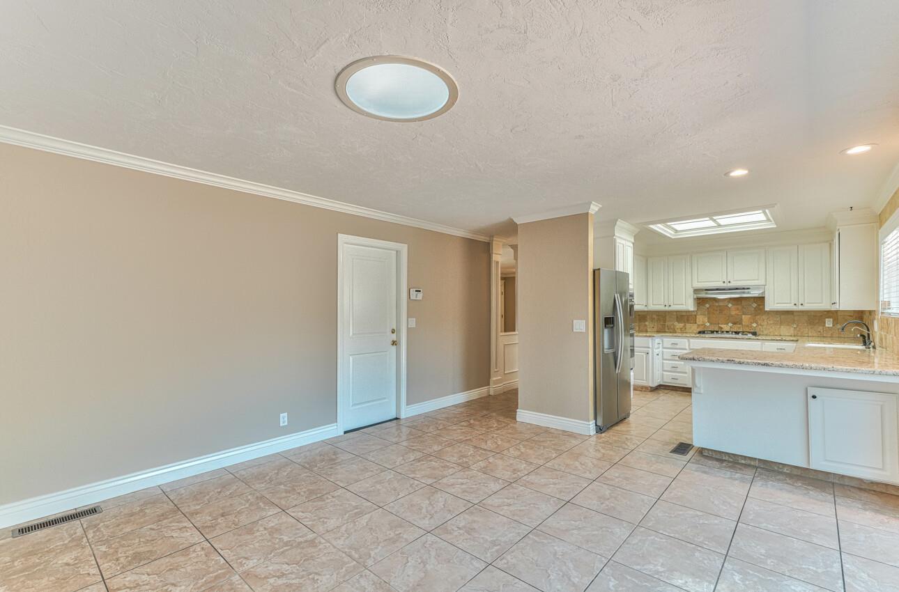 Detail Gallery Image 16 of 38 For 305 La Jolla Cir, Salinas,  CA 93901 - 3 Beds | 2/1 Baths