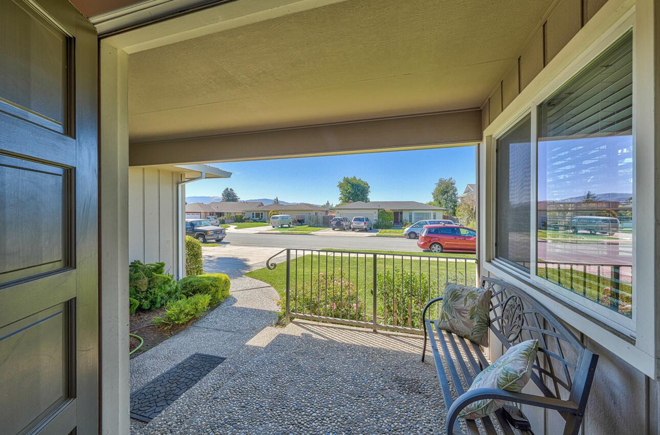 Detail Gallery Image 4 of 38 For 305 La Jolla Cir, Salinas,  CA 93901 - 3 Beds | 2/1 Baths