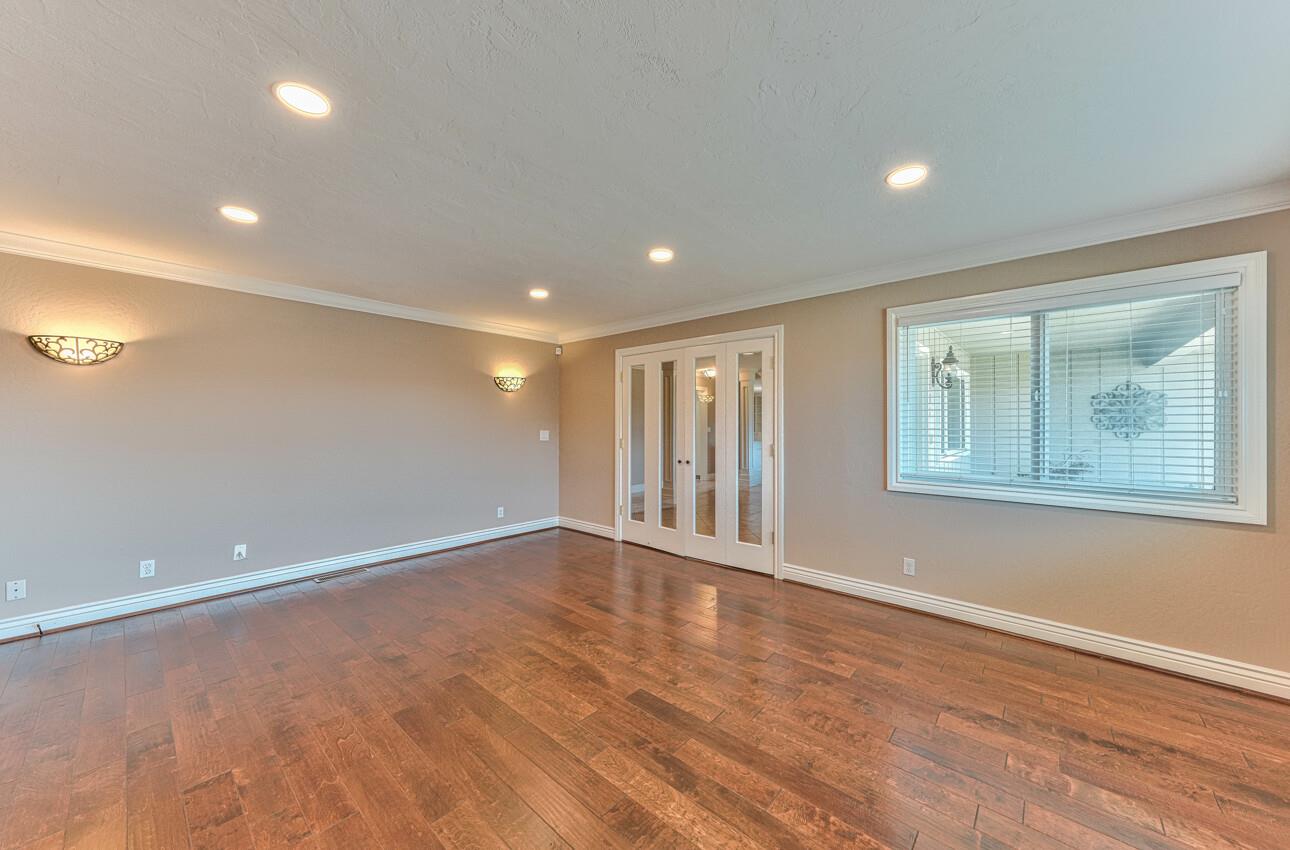 Detail Gallery Image 7 of 38 For 305 La Jolla Cir, Salinas,  CA 93901 - 3 Beds | 2/1 Baths