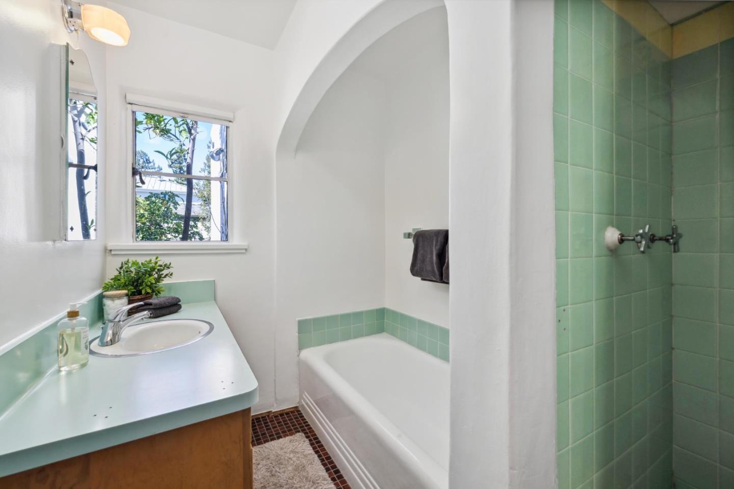 Detail Gallery Image 7 of 12 For 211 Washington Ave, Palo Alto,  CA 94301 - 2 Beds | 2 Baths