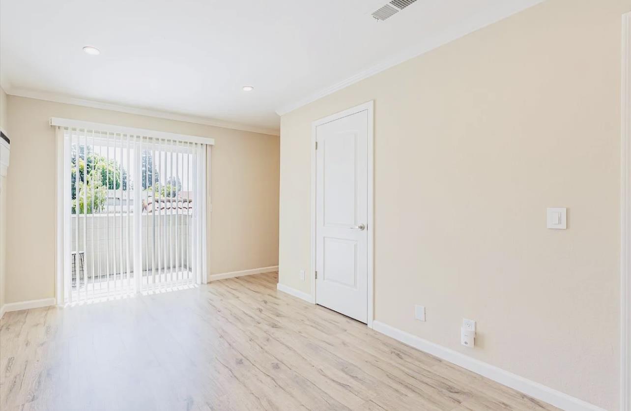 Detail Gallery Image 7 of 13 For 130-132 Brenton Ct #130,  Mountain View,  CA 94043 - 3 Beds | 2 Baths