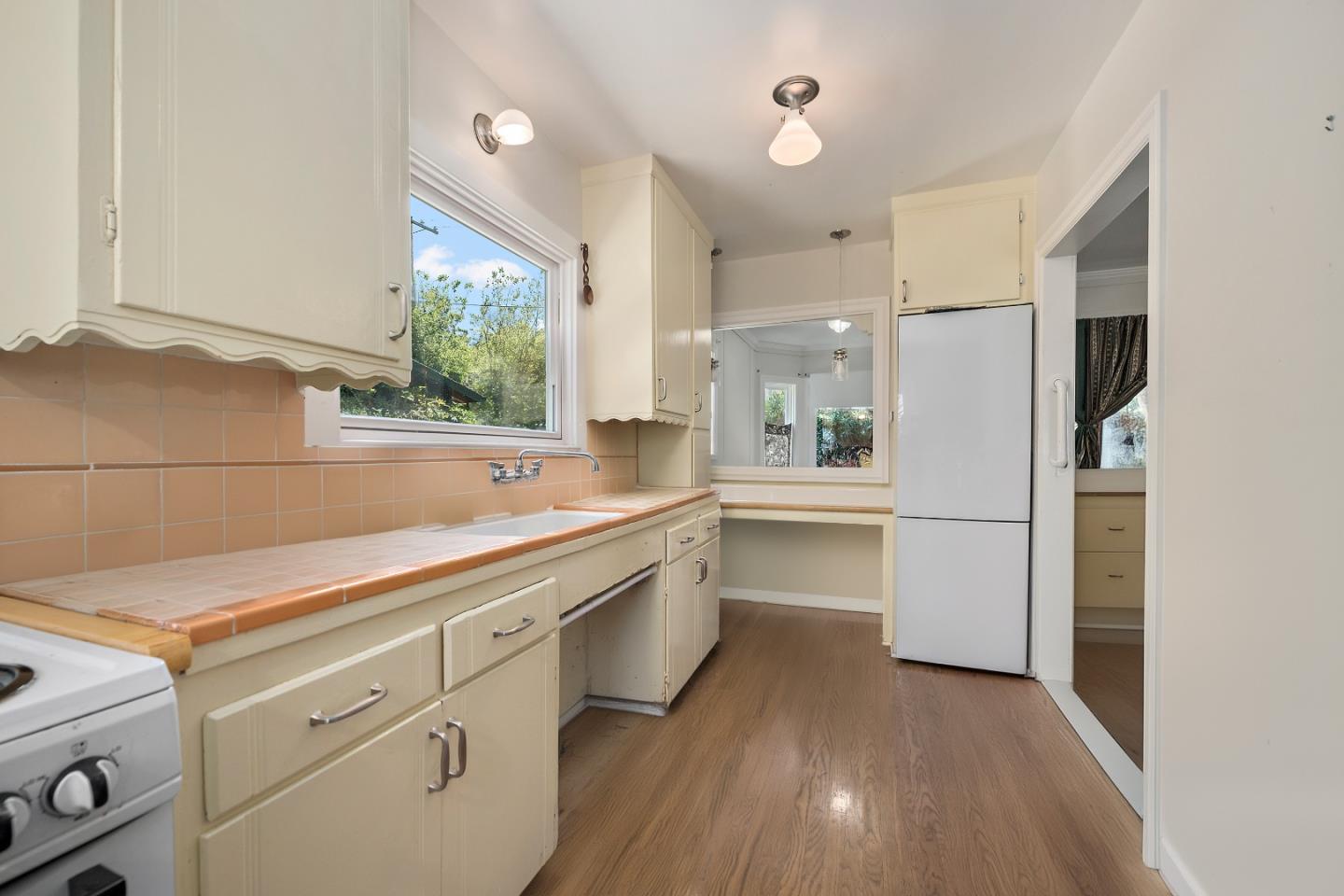 Detail Gallery Image 8 of 22 For 560 Franklin St, Mountain View,  CA 94041 - 2 Beds | 1 Baths