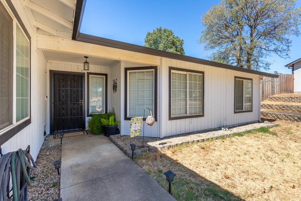 Detail Gallery Image 3 of 24 For 2540 Clover Creek St, Redding,  CA 96002 - 3 Beds | 2 Baths