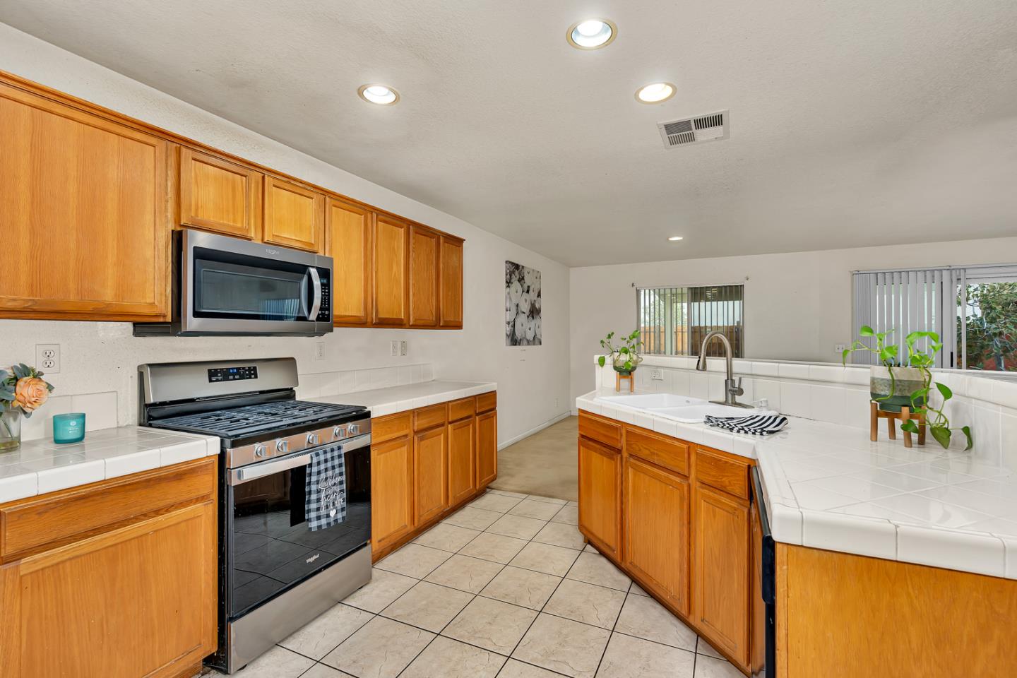 Detail Gallery Image 9 of 46 For 702 Harlequin Ct, Los Banos,  CA 93635 - 4 Beds | 2/1 Baths