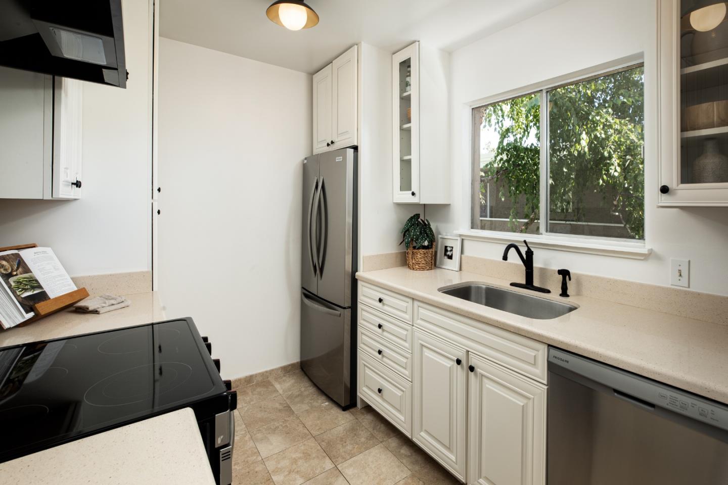 Detail Gallery Image 6 of 17 For 675 Sharon Park Dr #322,  Menlo Park,  CA 94025 - 1 Beds | 1 Baths