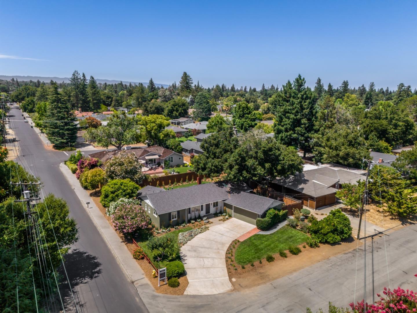 Detail Gallery Image 10 of 44 For 686 Teresi Ln, Los Altos,  CA 94024 - 4 Beds | 2 Baths