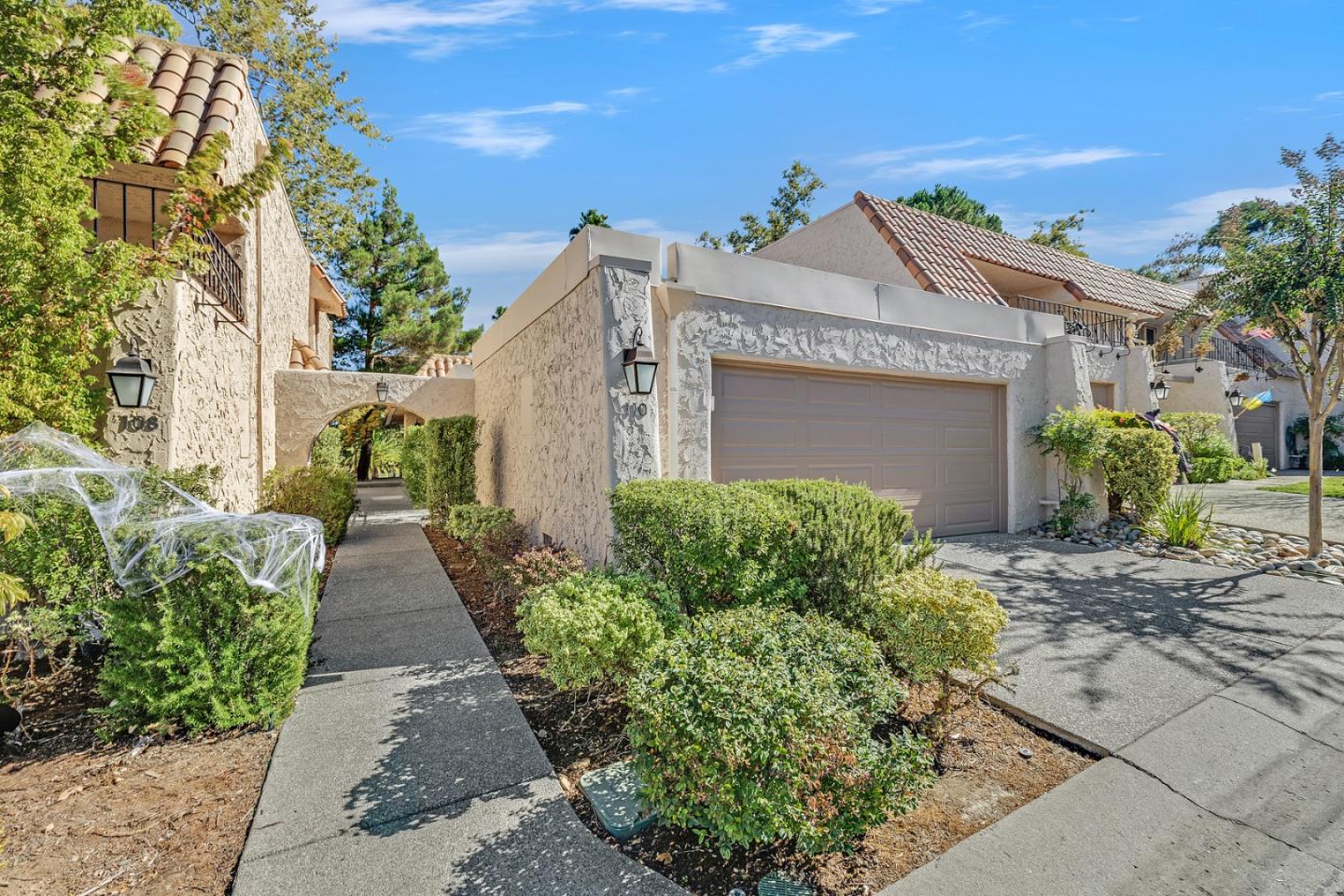 Detail Gallery Image 3 of 43 For 110 Plazoleta, Los Gatos,  CA 95032 - 2 Beds | 2 Baths